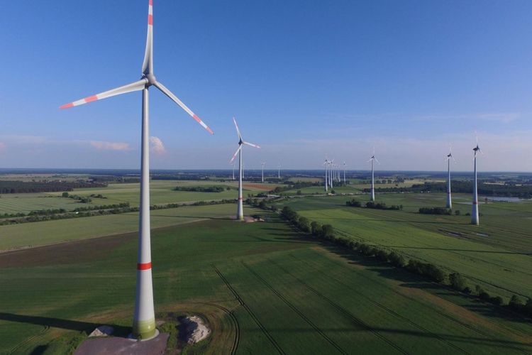 Deretan kincir angin di Brueck, Jerman. Pemerintah Jerman berambisi menggunakan energi terbarukan untuk memasok 80 persen kebutuhan listrik pada 2050.