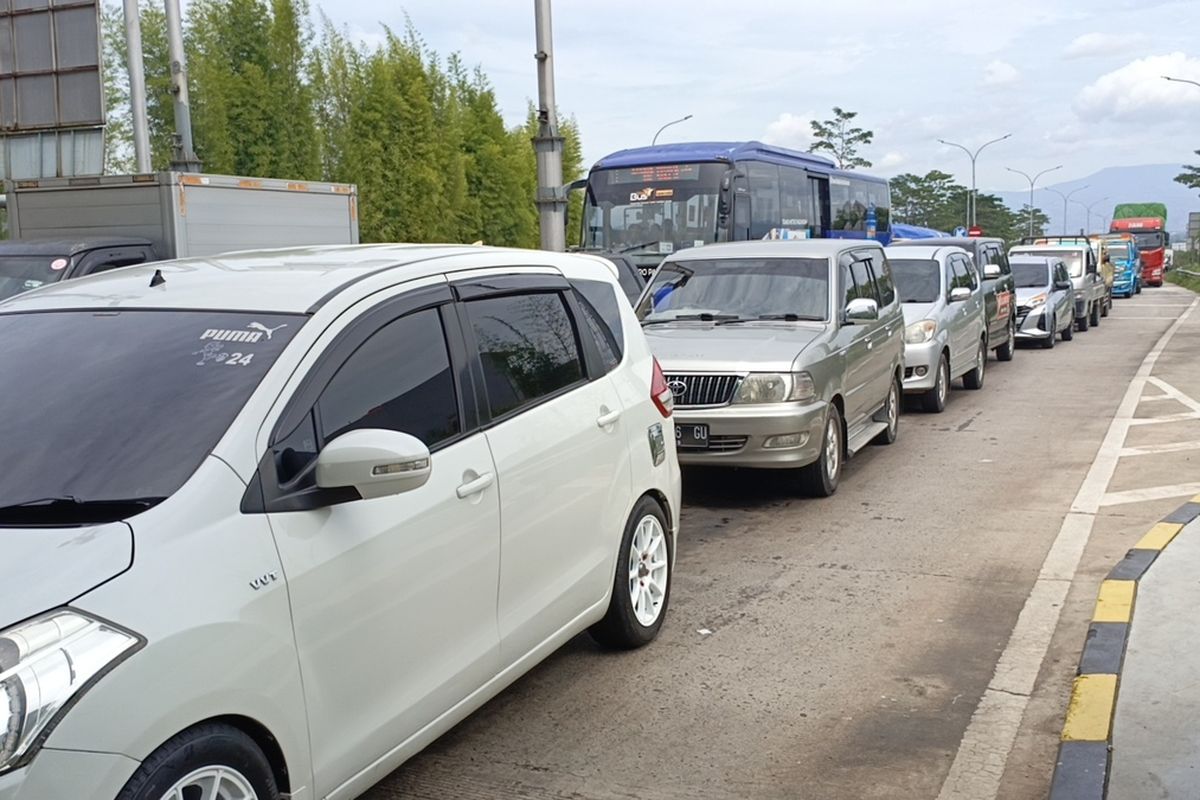 Arus lalu lintas di Exit Tol Soroja, Kabupaten Bandung, Jawa Barat, mulai padat sejak H+1 dan H+2 lebaran Idul Fitri, Rabu (2/4/2025)