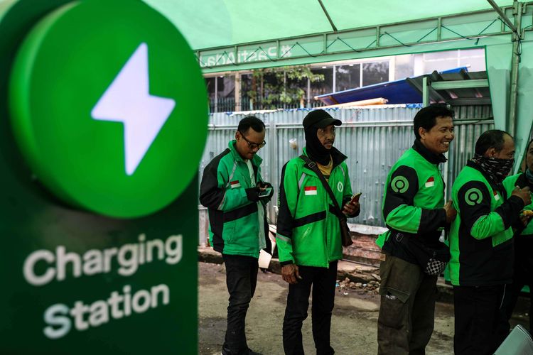 Pengemudi ojek online menunggu penumpang di Kawasan Stasiun Sudirman, Jakarat Pusat, Rabu (11/3/2020). 