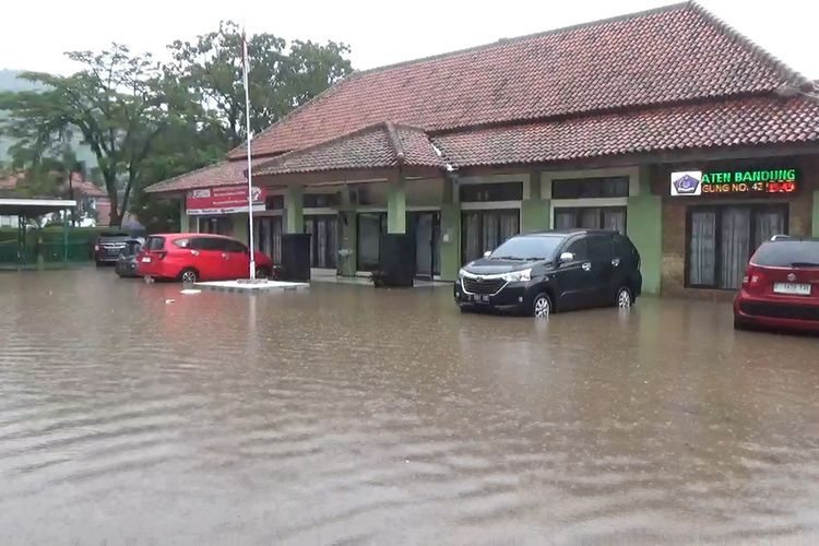 Banjir kembali melanda wilayah Kabupaten Bandung dan sekitarnya. Tak terkecuali kantor Kementrian Agama (Kemenag) Kabupaten Bandung, yang berlokasi di Jalan Adipati Agung No.42, Kecamatan Baleendah, Kabupaten Bandung, Jawa Barat. Banjir yang melanda area Kantor Kemenag Kabupaten Bandung, mulai dari area parkiran hingga beberapa ruang di Gedung kantor Kemenag itu akibat dari hujan deras yang melanda wilayah Kabupaten Bandung, sejak pukul 13.00 WIB.