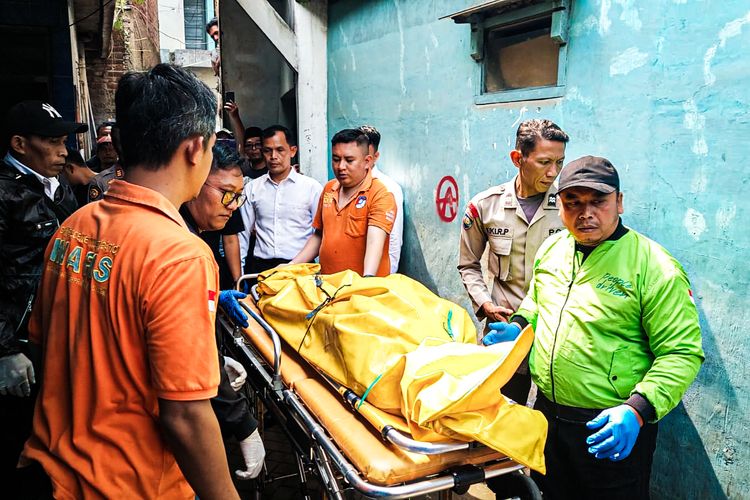 Warga Kampung Lembur Sawah, Kelurahan Utama, Kecamatan Cimahi Selatan, Kota Cimahi, digegerkan dengan penemuan sesosok perempuan bersimbah darah di dalam rumahnya, Senin (20/10/2025) pagi.