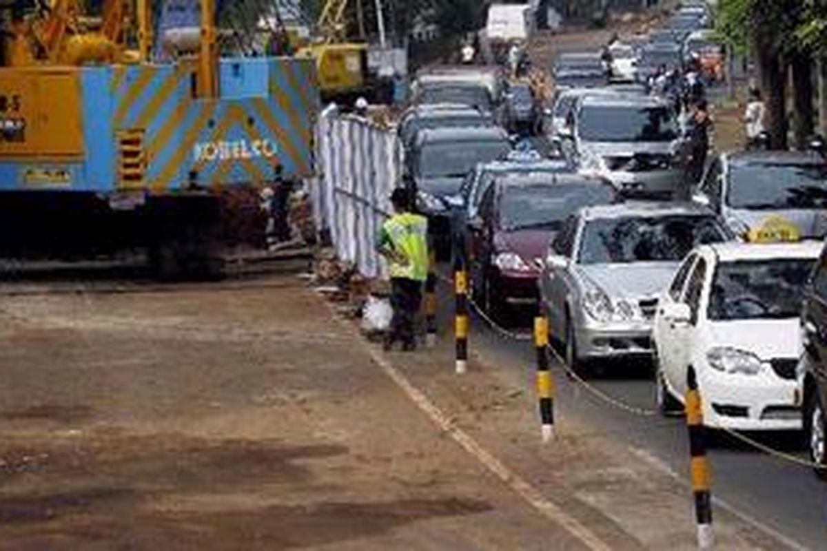 Kendaraan melaju satu arah di samping proyek jalan layang non tol Pangeran Antasari-Blok M, Jakarta Selatan, Senin (17/1/2011). Aparat kepolisian menutup satu lajur jalan untuk mengurangi kemacetan serta memudahkan penyelesaian proyek yang ditargetkan selesai pada akhir 2012 mendatang. 