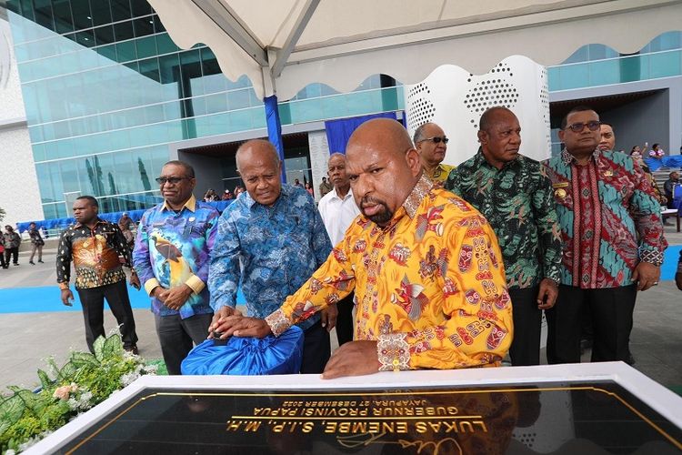 Gubernur Papua Lukas Enembe meresmikan Kantor Gubernur Papua dan delapan bangunan administrasi lainnya, di Jayapura, Jumat (30/12/2022). 