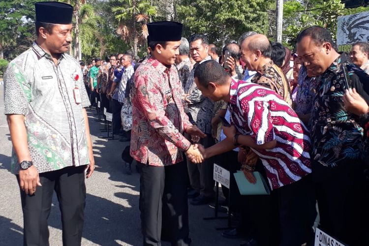 Bupati Pamekasan, Badrut Tamam usai memimpin apel bersama ASN Pamekasan, Kamis (27/9/2018). Badrut memberikan uang kepada ASN yang bersandal jepit kepada ASN yang memberikan pelayanan kepada masyarakat.