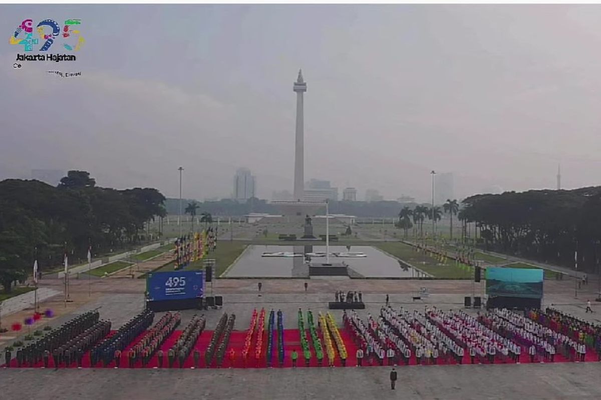 Upacara HUT DKI Jakarta ke-495 berlangsung di lapangan sisi selatan Monas yang baru direvitalisasi, Rabu (22/6/2022). 