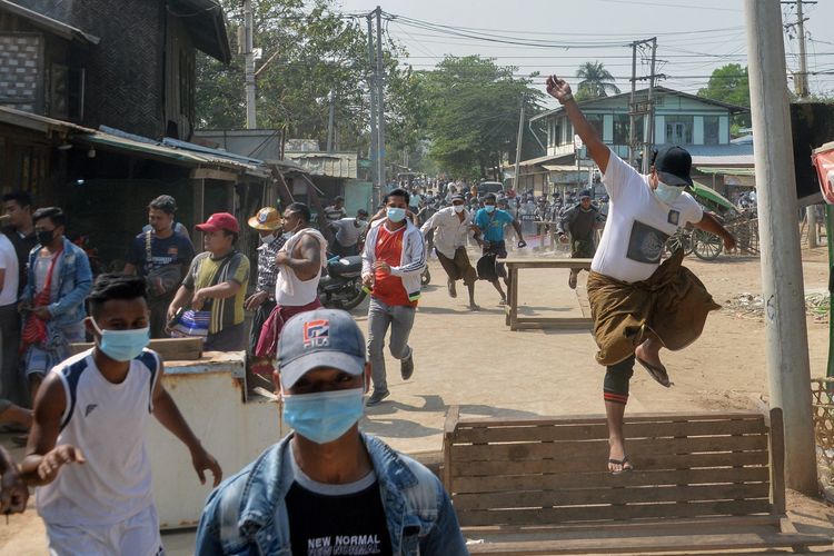 Pedemo Myanmar berlarian menyelamatkan diri dari tembakan polisi, saat berdemonstrasi menentang kudeta militer di Naypyidaw, pada Sabtu (26/2/2021).