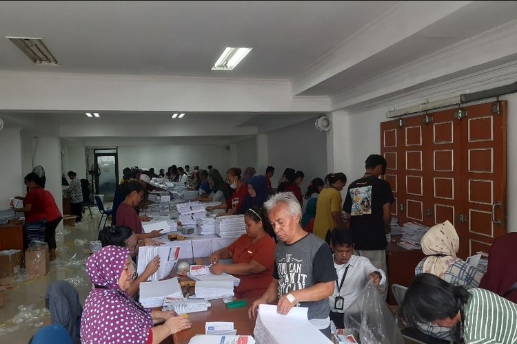 Komisi Pemilihan Umum (KPU) Jakarta Utara melibatkan masyarakat sekitar dalam kegiatan sortir-lipat surat suara Pemilu 2024, Selasa (2/1/2024) di kantor KPU Jakarta Utara. 