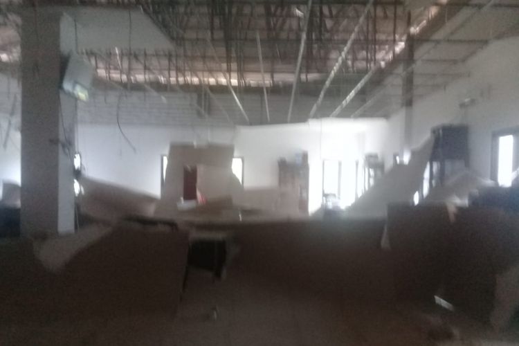 Plafon di dua ruangan di Kantor Bupati Buru Selatan ambruk setelah cuaca buruk disertai  angin kencang menerjang wilayah tersebut sejak Senin malam hingga Selasa (29/1/2019) dinihari, 