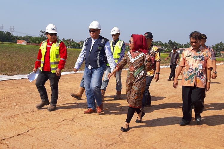 Wakil Bupati Pekalongan Jawa Tengah Arini Harimurti dan Pimpinan Proyek PBTR Aminudin saat berada di lokasi exit tol Bojong.