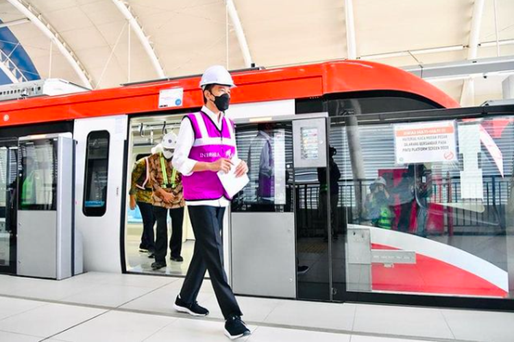 Presiden RI Joko Widodo melintas di depan Kereta LRT Jabodebek, usai memberikan kata sambutan dalam rangka uji coba, Rabu (09/06/2021).