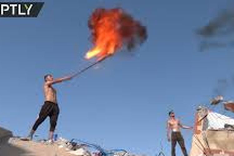 Atraksi akrobat sembur api dilakukan sejumlah orang pada Sabtu (29/5/2021) sebagai bentuk protes konflik Gaza.