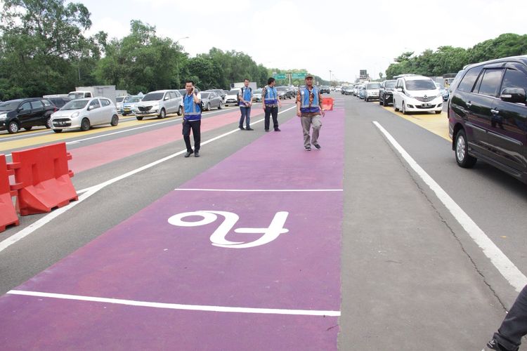 PT Jasa Marga (Persero) Tbk menggelar ujicoba transaksi nir sentuh berbasis Radio-Frequency Identification (RFID) atau dikenal dengan Single Lane Free Flow (SLFF) di Gerbang Tol Cengkareng dan Kapuk, Jumat (22/3/2019).