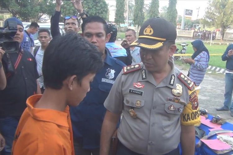 Kapolres Ogan Ilir AKBP Gazali Ahmad bertanya kepada tersangka Ibrahim terkait kasus pembunuhan disertai mutilasi yang dilakukan ia bersama rekan lain yang masih diselidiki.