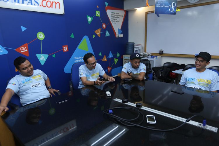Artis peran Bobby Tarigan (pertama dari kiri ke kanan), Martin Anugrah, Steve Pattimana dan Ge Pamungkas diwawancara saat mengunjungi kantor redaksi Kompas.com di Gedung Kompas Gramedia, Jakarta, Jumat (16/6/2017). Dalam kunjungan tersebut, mereka mempromosikan film komedi terbarunya yang berjudul Mars Met Venus.