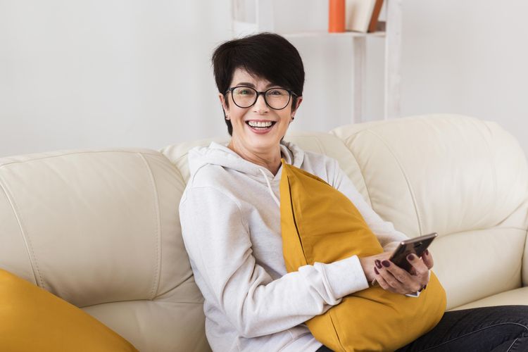 Perempuan 60+ Wajib Tahu, Ini 5 Fashion Item yang Terlihat Kuno