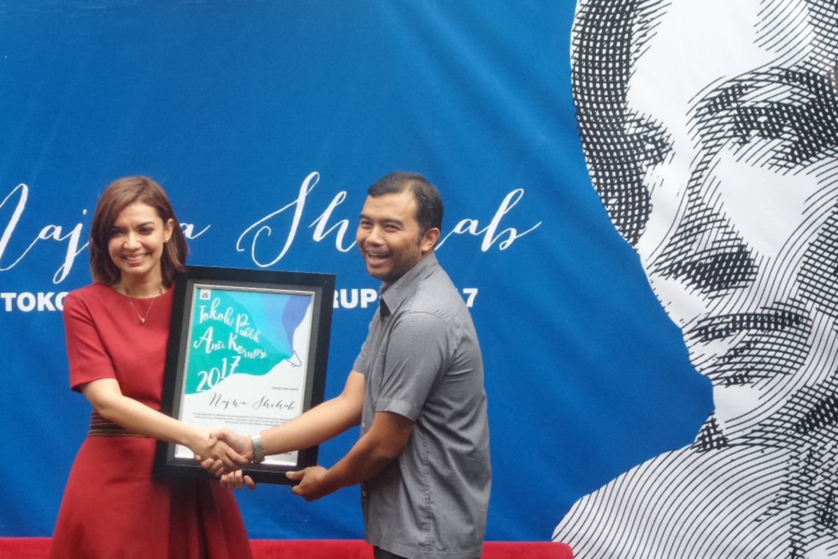 Najwa Shihab menerima penghargaan Tokoh Publik Antikorupsi 2017 oleh ICW di Sekretariat ICW, Jakarta, Kamis (11/1/2018).