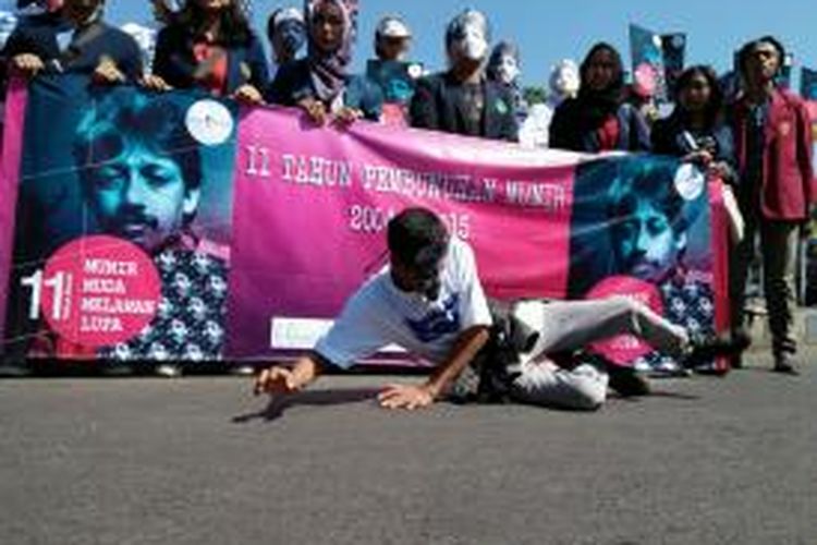 Puluhan aktivis saat aksi di Alun-Alun Kota Batu, Jawa Timur, memperingati 11 tahun meninggalnya Munir. Selasa (8/9/2015).