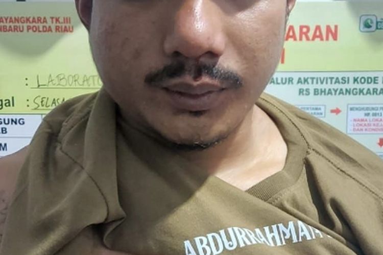 Pelaku pemakai narkoba yang menantang polisi saat diamankan di Ditresnarkoba Polda Riau, Rabu (17/4/2024).