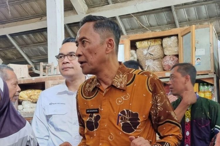 Wakil Bupati Bantul Aris Suharyanta (baju batik) saat melakukan peninjauan barang kebutuhan pokok di pasar Imogiri, Bantul. Kamis (13/3/2025)