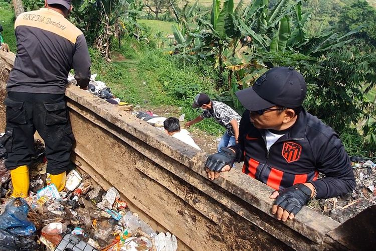 Anggota DPR Dedi Mulyadi membereskan sampah yang menggunung sejak setahun lalu di pinggir jalan Desa Curugrendeng, Kecamatan Jalancagak, Kabupaten Subang, Minggu (5/2/2023).
