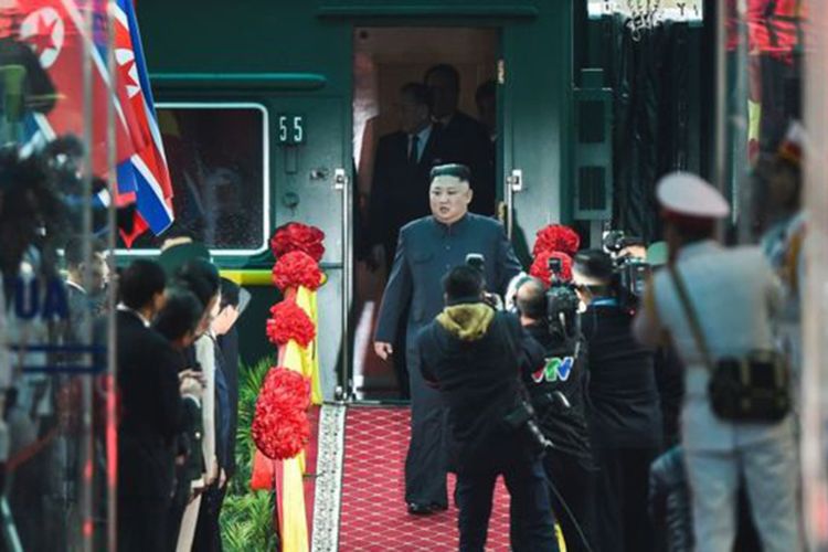 Pemimpin Korea Utara, Kim Jong Un, terlihat berjalan keluar dari kereta setibanya di Stasiun Dong Dang, di perbatasan Vietnam, Selasa (26/2/2019) pagi.