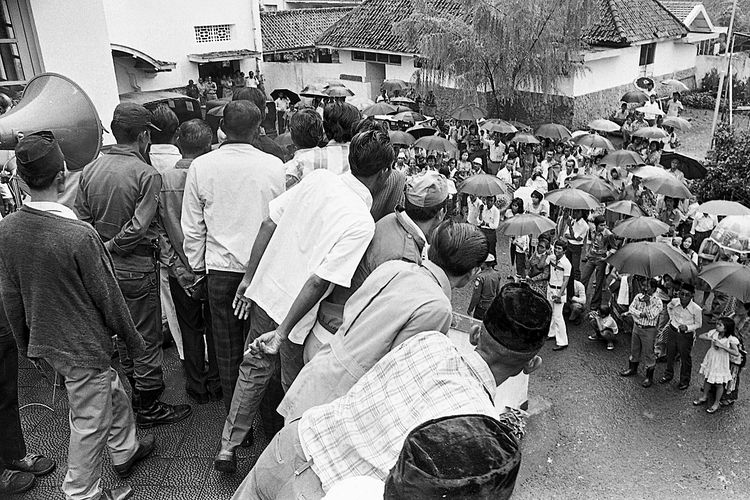 Seusai upacara pelepasan, Selasa (20/12/1977) pagi, para tahanan G30S yang dibebaskan, dari serambi atas melongok ke bawah untuk mencari para penjemput.