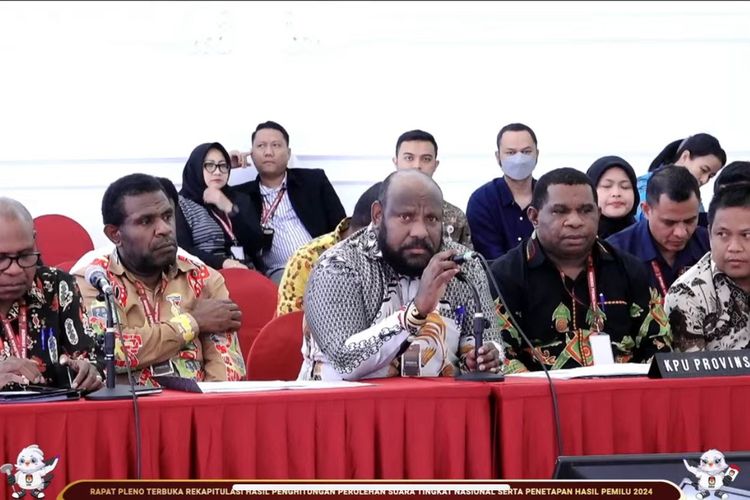 Ketua KPU Provinsi Papua Pegunungan Daniel Jingga membacakan hasil rekapitulasi penghitungan suara Pilpres di Provinsi Papua Pegunungan dalam rapat pleno terbuka di kantor KPU, Rabu (20/3/2024). 