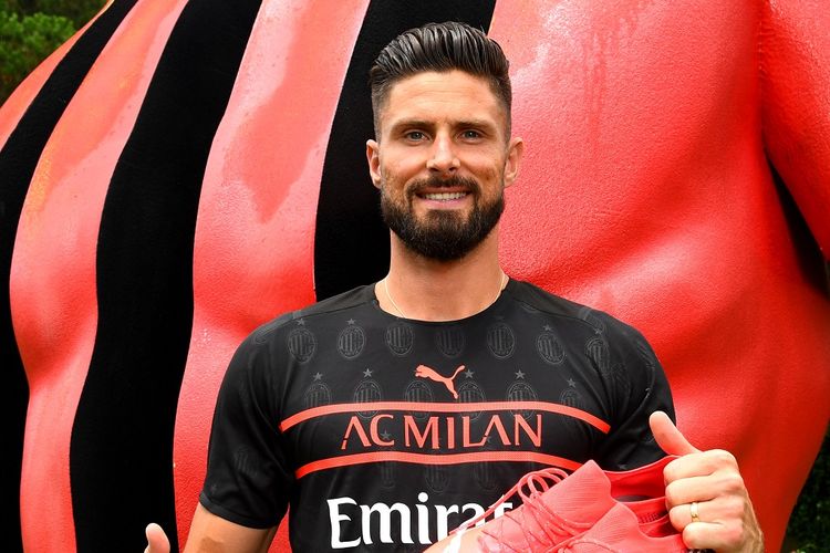 Penyerang AC Milan, Olivier Giroud, dengan balutan jersey ketiga untuk musim 2021-2022,