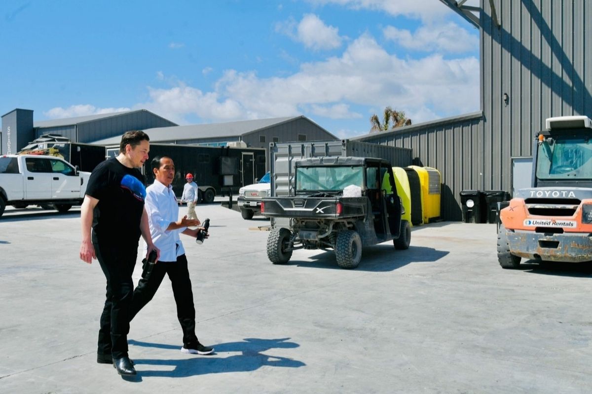 Indonesia's President Joko Widodo (right) meets with SpaceX owner and Tesla's CEO Elon Musk at his rocket company in Boca Chica, Texas on Saturday, May 14, 2022. 