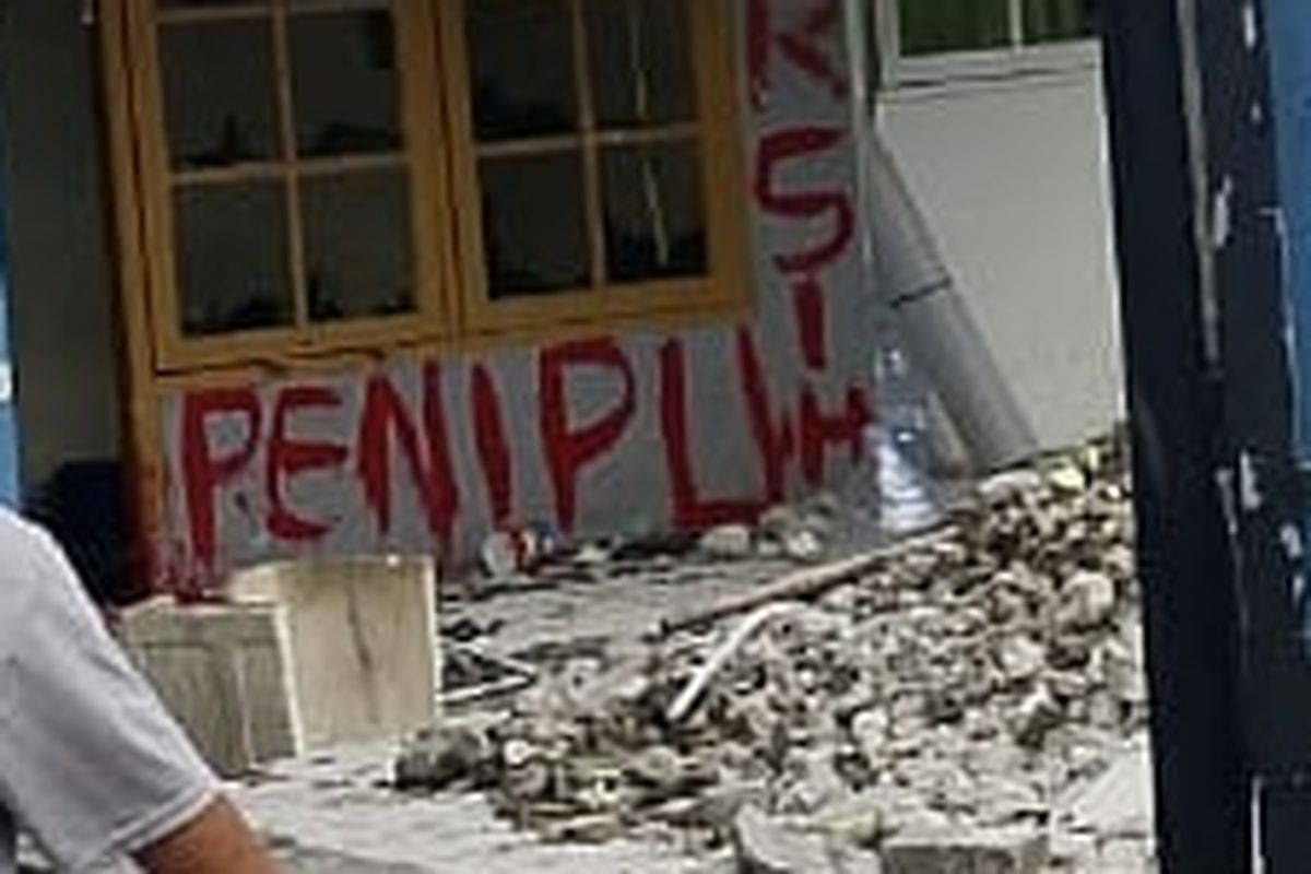 Puluhan warga diduga tertipu jual beli kontrakan di kawasan Kranji, Jakasampurna, Bekasi Barat, Kota Bekasi.