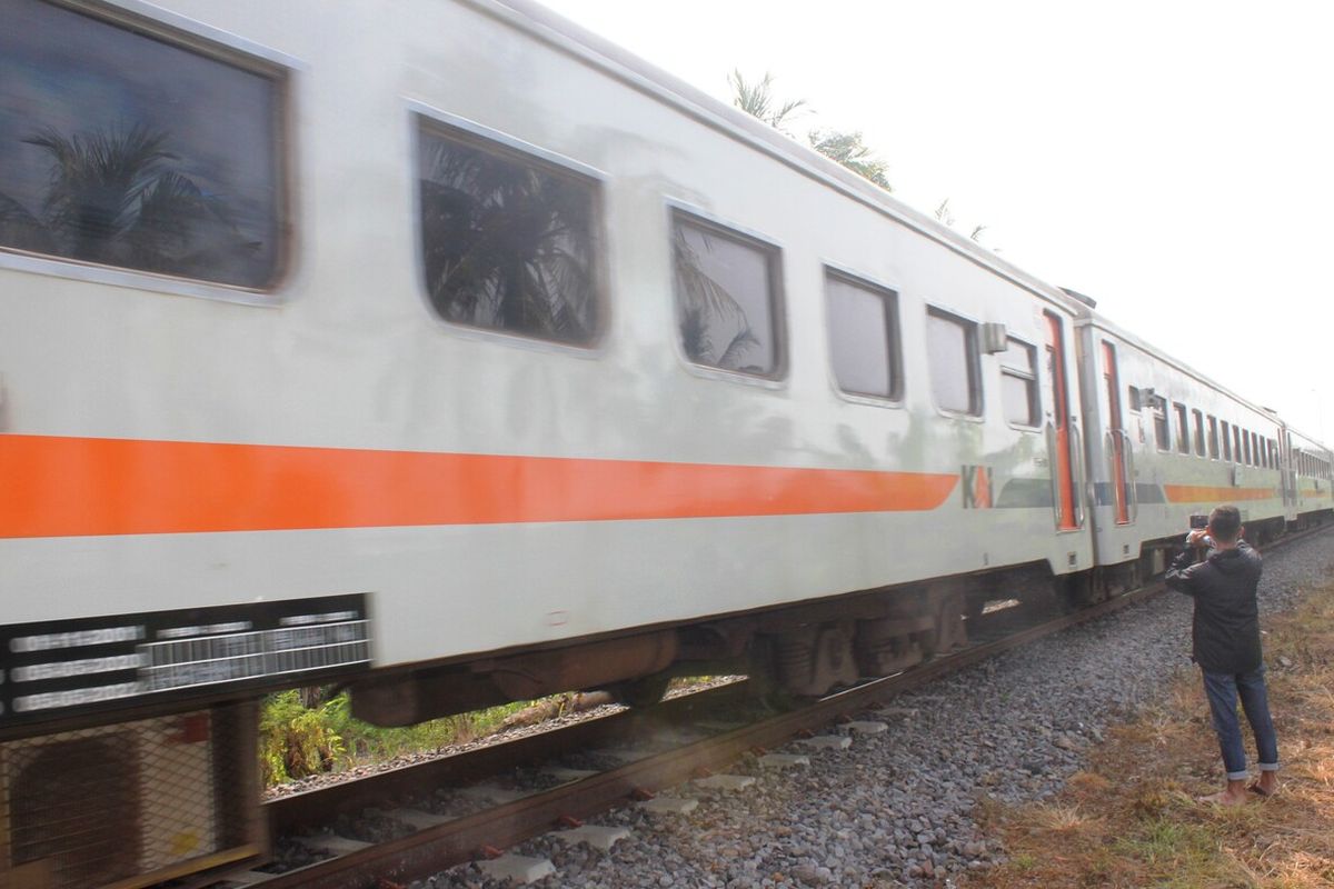 KA Siliwangi saat melintasi wilayah Cianjur, Jawa Barat menuju Sukabumi, Senin (25/4/2022). Sepekan jelang lebaran, okupansi penumpang naik drastis.