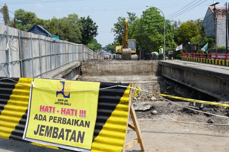 Proses perbaikan Jembatan Ngaglik I Lamongan yang ambles pada Selasa (29/3/2022).
