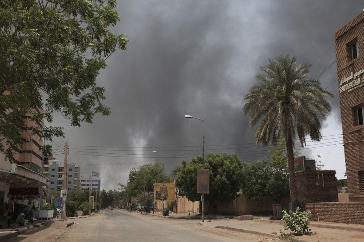 Asap tampak mengepul di Khartoum, Sudan, Sabtu (15/4/2023). Bentrokan sengit antara militer Sudan dan pasukan paramiliter kuat di negara itu meletus di ibu kota dan di tempat lain setelah berminggu-minggu meningkatnya ketegangan antara kedua kekuatan.