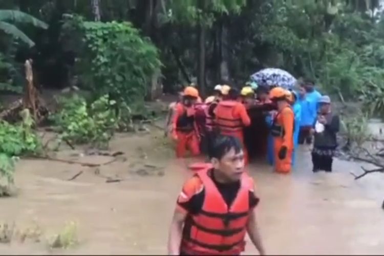 Tin SAR gabungan di Kabupaten Soppeng, Sulawesi Selatan tengah mengevakuasi jasad seorang bocah yang sebelumnya hilang terbawa arus banjir. Selasa, (7/12/2021).