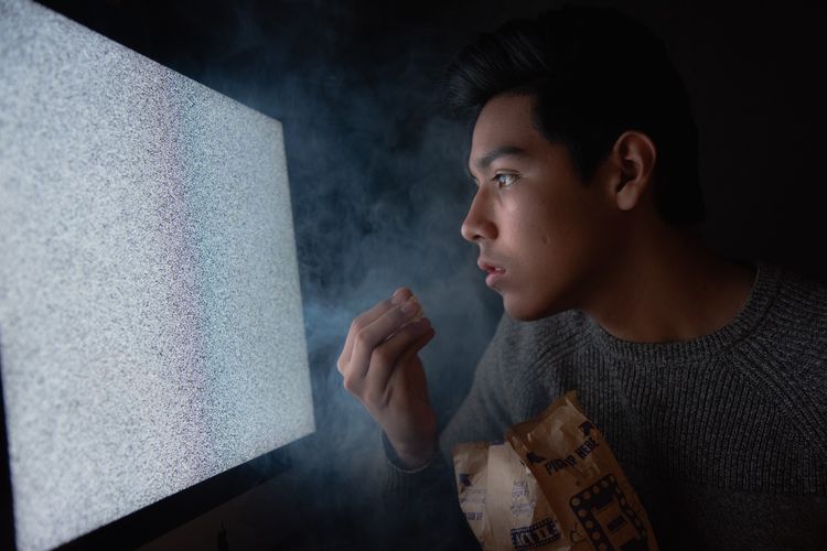 Menonton tv sambil ngemil dan aktivitas lainnya yang membuat seseorang kurang gerak dapat memicu kegemukan serta peningkatan risiko penyakit kronis.