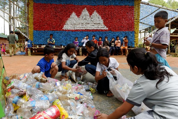 Foto yang diambil di 1 Oktober 2018 ini memperlihatkan sejumlah siswa memilah botol plastik di Sekolah Coconut atau Sekolah Sampah di Taman nasional Kririom, Kamboja.