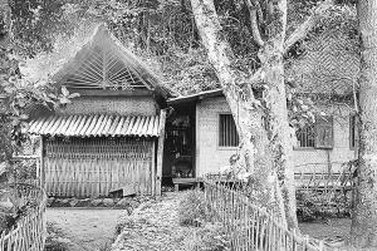 Rumah adat Cikondang di Kabupaten Bandung, Jawa Barat, yang disebut Bumi Adat masih dipelihara hingga kini.