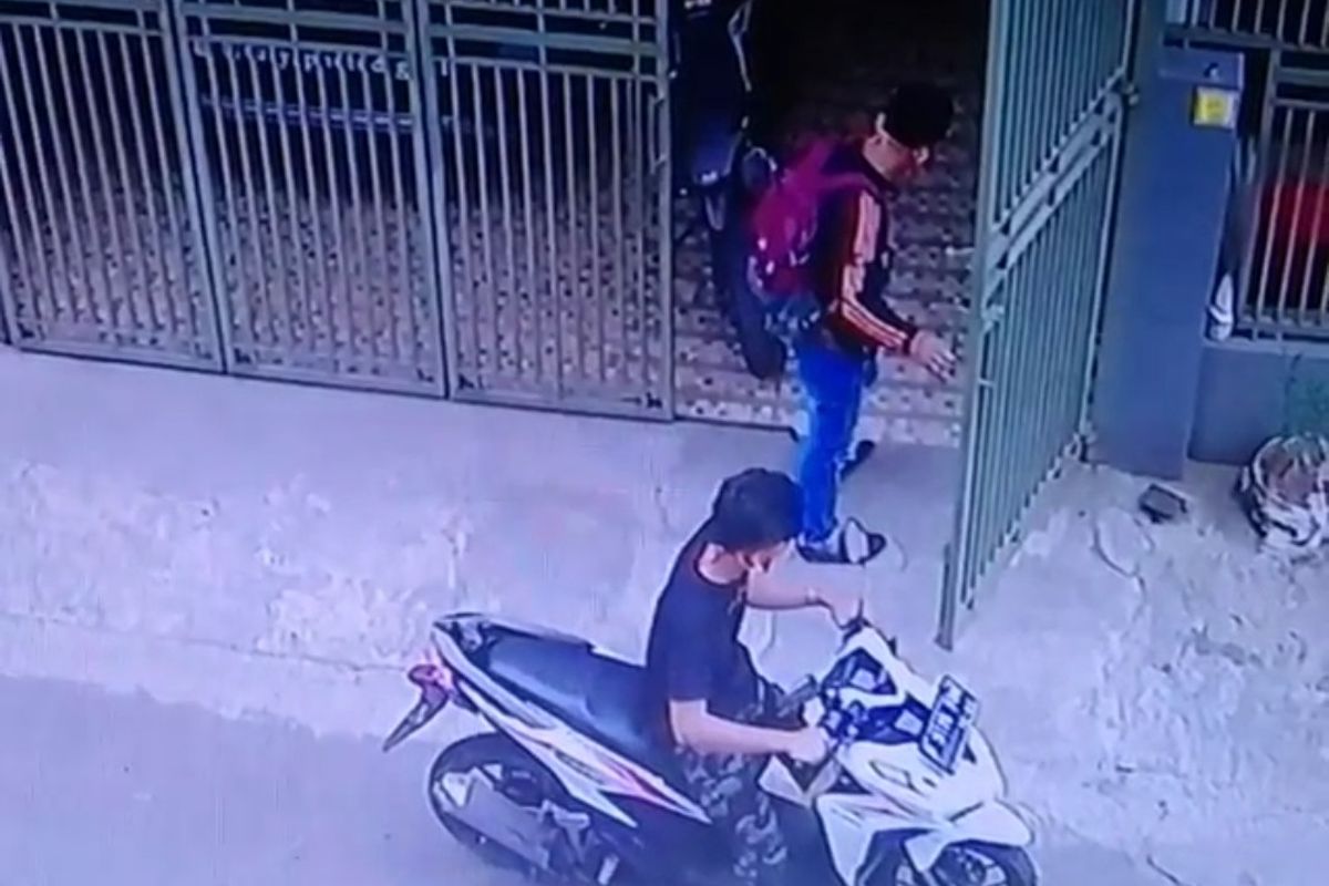 Tangkapan layar video dua pria mencuri motor di mes karyawan kawasan Serpong, Tangerang Selatan.