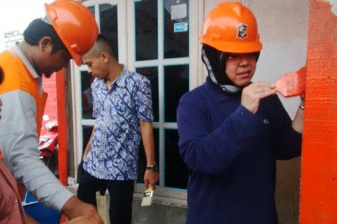 Jumat Bersih, Risma Ajak Pejabat Pemkot Mengecat Rumah Nelayan Kenjeran