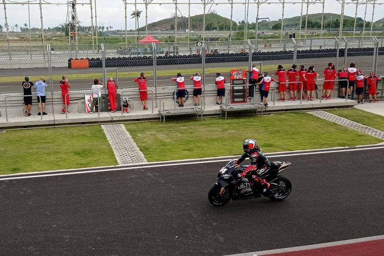 Pembalap MotoGP pada hari kedua tes pramusim di Sirkuit Mandalika, Sabtu (12/2/2022).