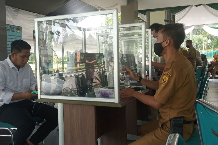 Suasana tes Seleksi Kompetensi Dasar (SKD) CPNS 2021 di Gedung Tegar Beriman, Cibinong, Kabupaten Bogor, Jawa Barat, Senin (20/9/2021).