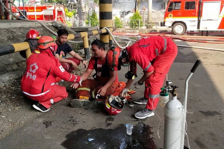 Petugas Pemadam kebakaran Kota Tangerang terluka akibat memadamkan api di pabrik cat Kansai Prakarsa Coatings Jatiuwung Kota Tangerang, Rabu (17/6/2020)