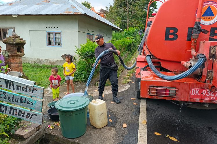 Krisis Air Bersih di Buleleng Berlanjut, BPBD Salurkan Pasokan untuk 1.556 KK