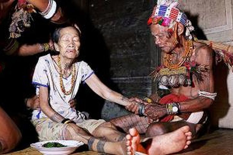 Pius Sadodolu (60) dan Elyas Sabailatti (80), dukun dan ahli pengobatan di Dusun Salappak, Desa Muntei, Kecamatan Siberut Selatan, Kabupaten Kepulauan Mentawai, Sumatera Barat, Rabu (2/9/2015) malam, melakukan pasilagek atau ritual pengobatan ke salah satu warga yang sakit. Sikerei dalam kehidupan masyarakat Mentawai memegang peran sentral sebagai dukun dan ahli pengobatan, sekaligus juga pemimpin upacara, seperti kelahiran, kematian, berburu, dan berladang.