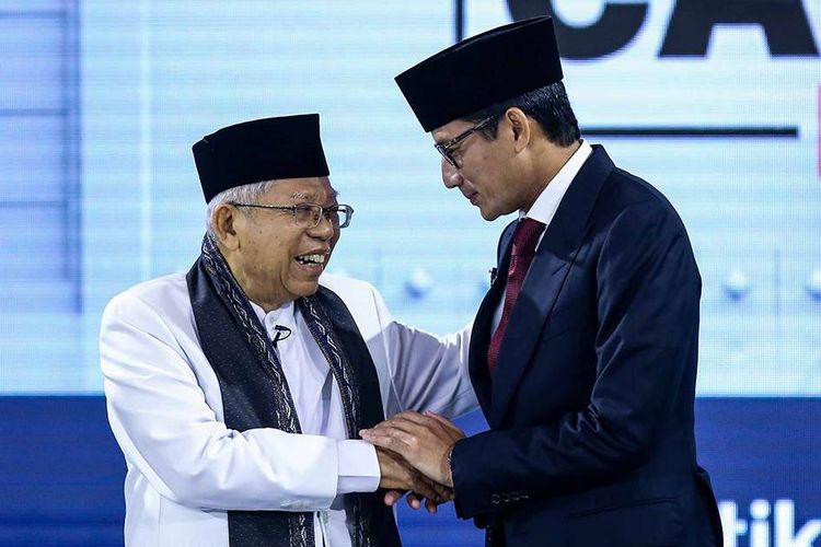 Calon wakil presiden nomor urut 01 Maruf Amin berjabat tangan dengan calon wakil presiden nomor urut 02 Sandiaga Uno dalam debat ketiga Pilpres 2019 di Hotel Sultan, Jakarta, Minggu (17/3/2019) malam. Peserta debat ketiga kali ini adalah cawapres masing-masing paslon dengan tema yang diangkat adalah pendidikan, kesehatan, ketenagakerjaan, sosial, dan budaya.