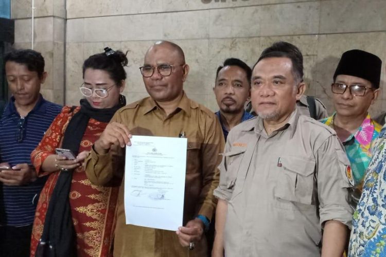 Pelapor atas nama Anhar melaporkan Wakil Sekretaris Jenderal PDI Perjuangan Ahmad Basarah ke Bareskrim Polri, Jakarta Pusat, Senin (3/11/2018) malam.