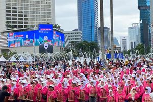 1.000 Lansia ‘Guncang’ Bundaran HI, Angklung Massal Bikin CFD Riuh Meriah