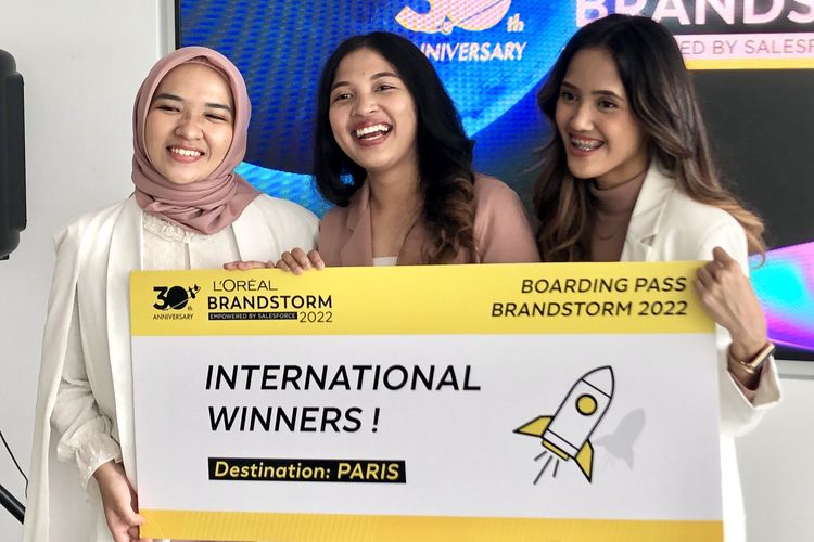 Mon Soleil kiri ke kanan (Yumna, Angela, dan Salma ), juara kategori Tech Track di Loreal Brandstorm 2022 tingkat global.