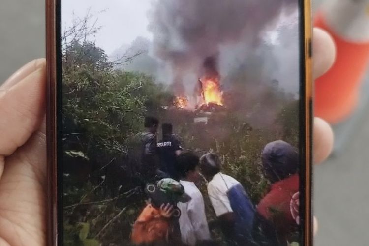 Tangkapan layar video helikopter terjatuh di kawasan Ciwidey, Kabupaten Bandung, Jawa Barat, Minggu (28/5/2023). 