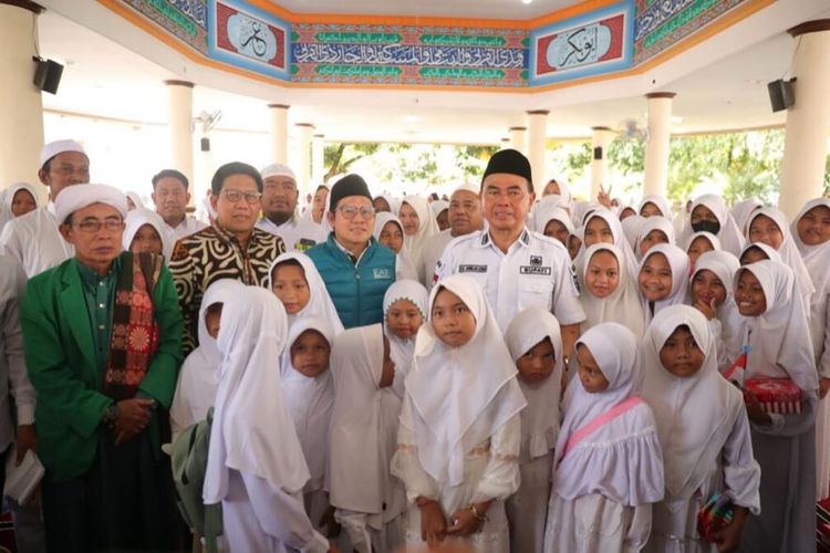 Bupati Tanah Bumbu Zairullah Azhar menyambut kedatangan Wakil Ketua Dewan Perwakilan Rakyat (DPR) Republik Indonesia (RI) Muhaimin Iskandar ke Istana Anak Yatim (IAY) Darul Azhar Tanah Bumbu, Selasa (21/3/2023).